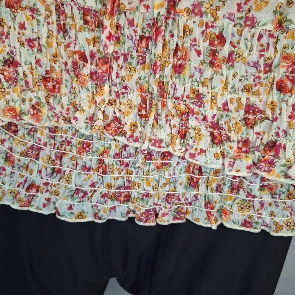 Love Squared floral Top Sz L 21ptp x 22L - Picture 3 of 5